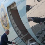 Президент США Джо Байден садится в самолет