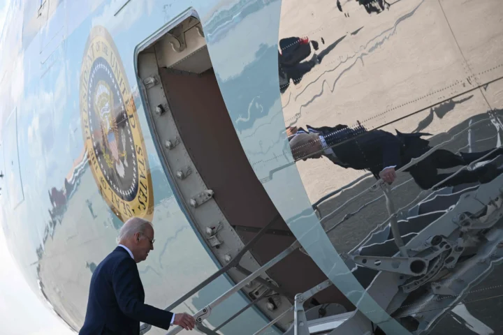 Президент США Джо Байден садится в самолет