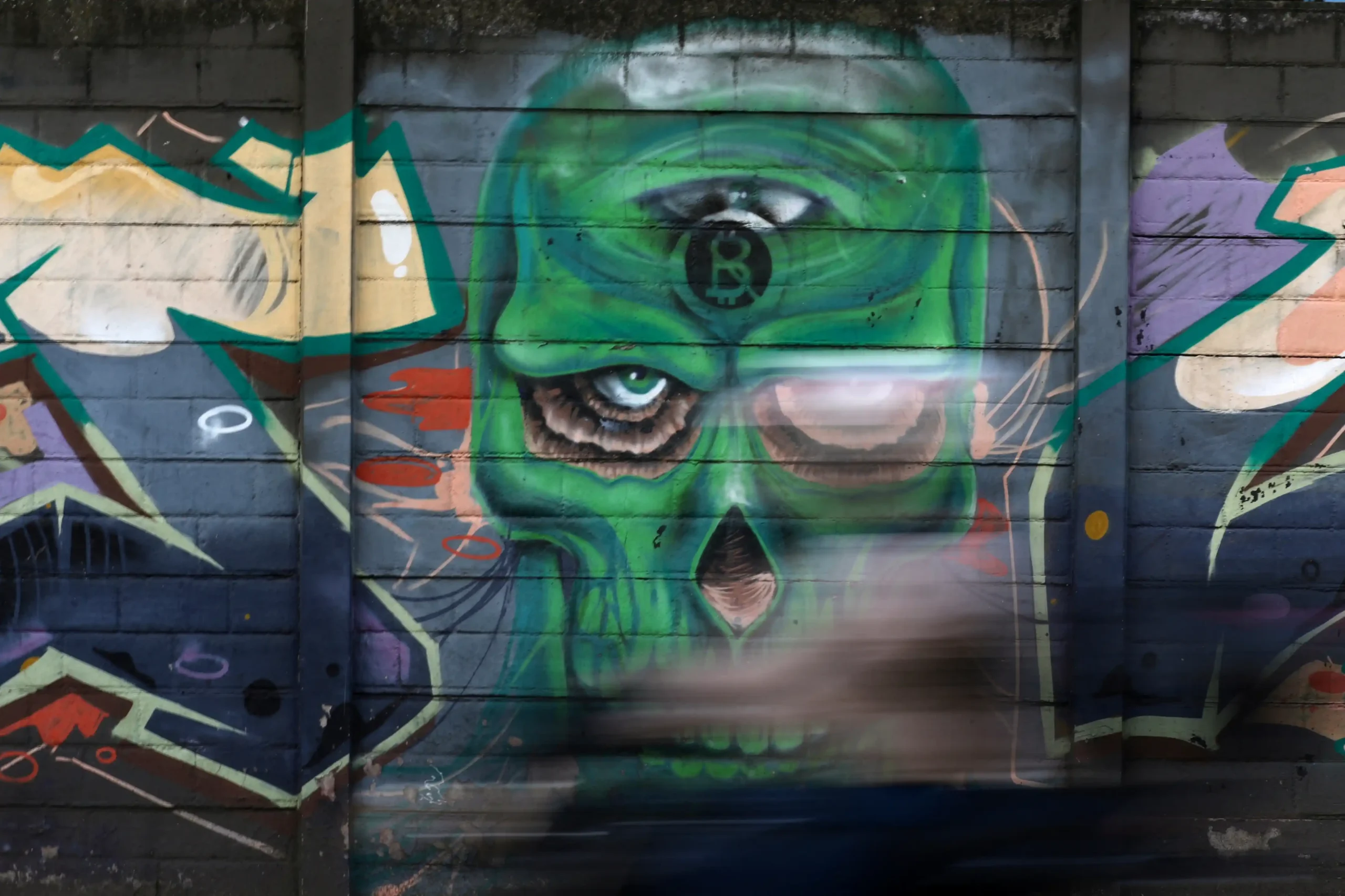 Биткоин взлетает выше $100 000