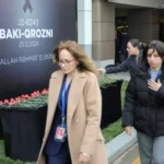 Люди чтят память жертв крушения пассажирского самолета