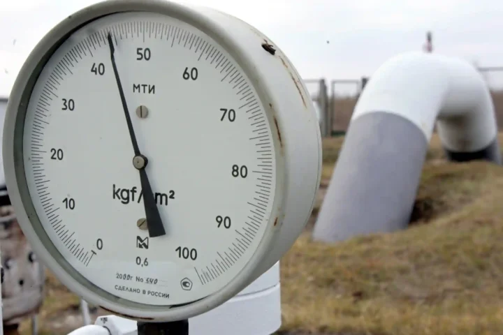 Pipes and a pressure gauge