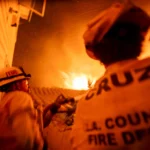 Пожарные борются с пожаром