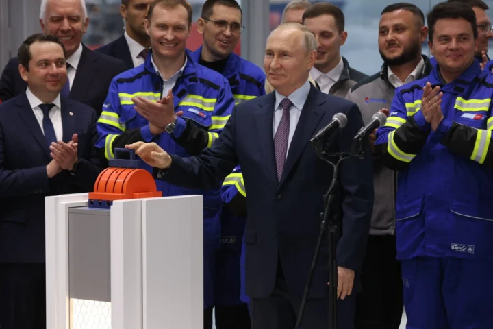 Президент России Путин запустил завод СПГ «Новатэк-Мурманск»