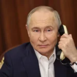 Президент России Владимир Путин разговаривает по телефону