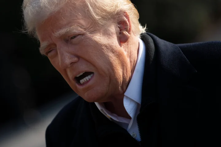 Президент США Дональд Трамп общается с прессой