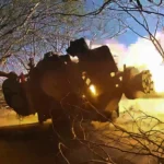 Российский солдат ведет огонь