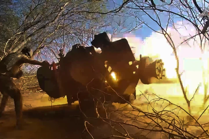 Российский солдат ведет огонь