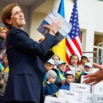 Саманта Пауэр дарит книги