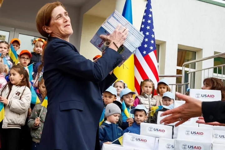 Саманта Пауэр дарит книги