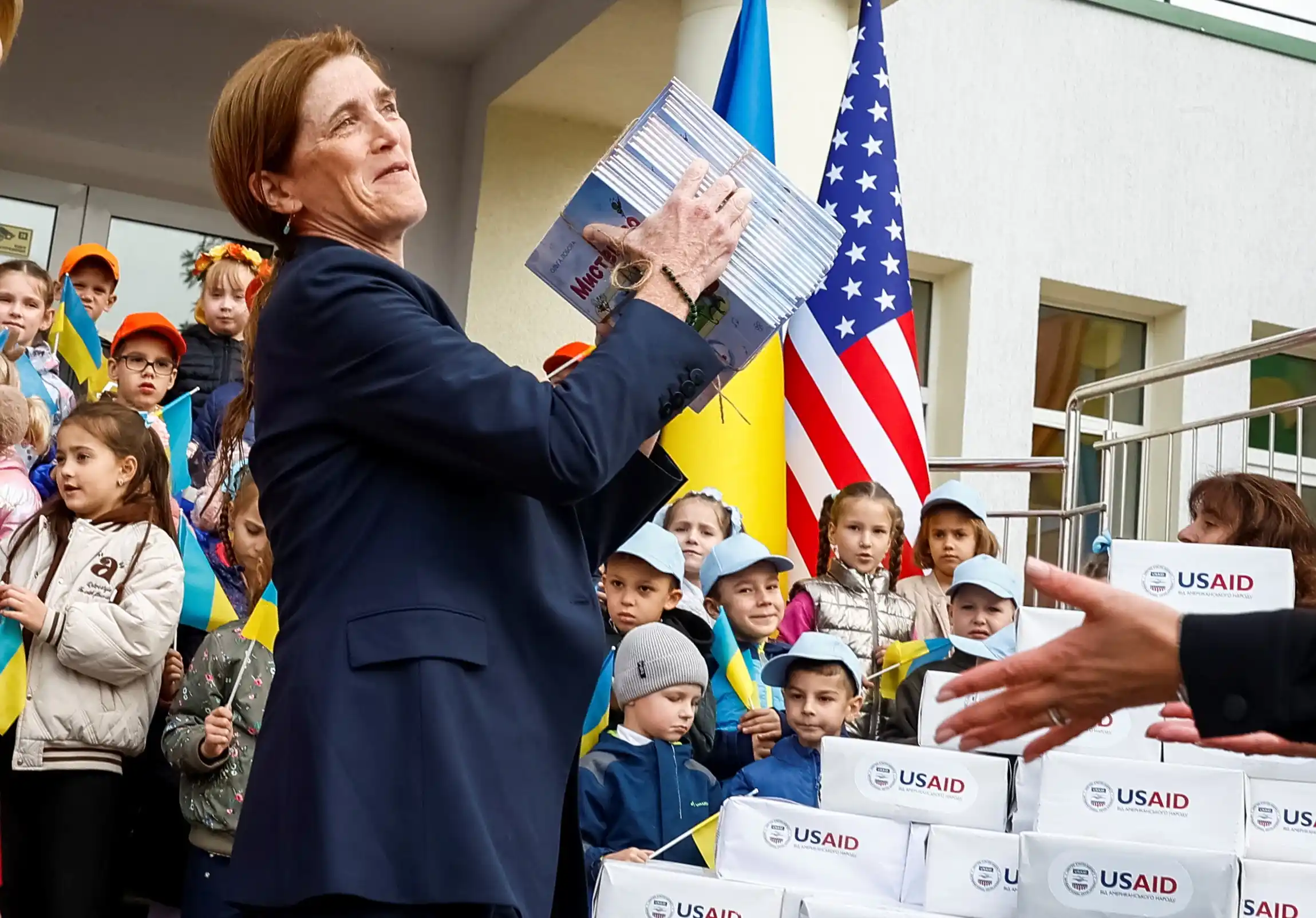 Саманта Пауэр дарит книги