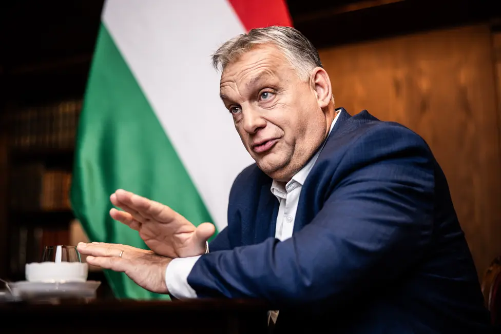 Орбан и чашка