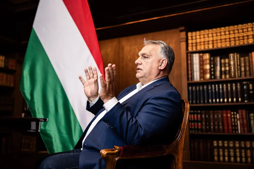 Орбан воздел руки