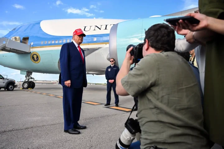 Президент Дональд Трамп общается с журналистами