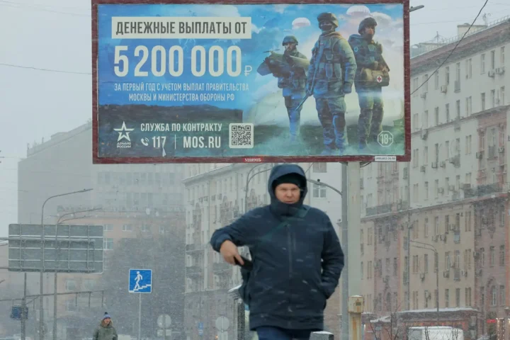 banner promotes contract military service in the Russian army