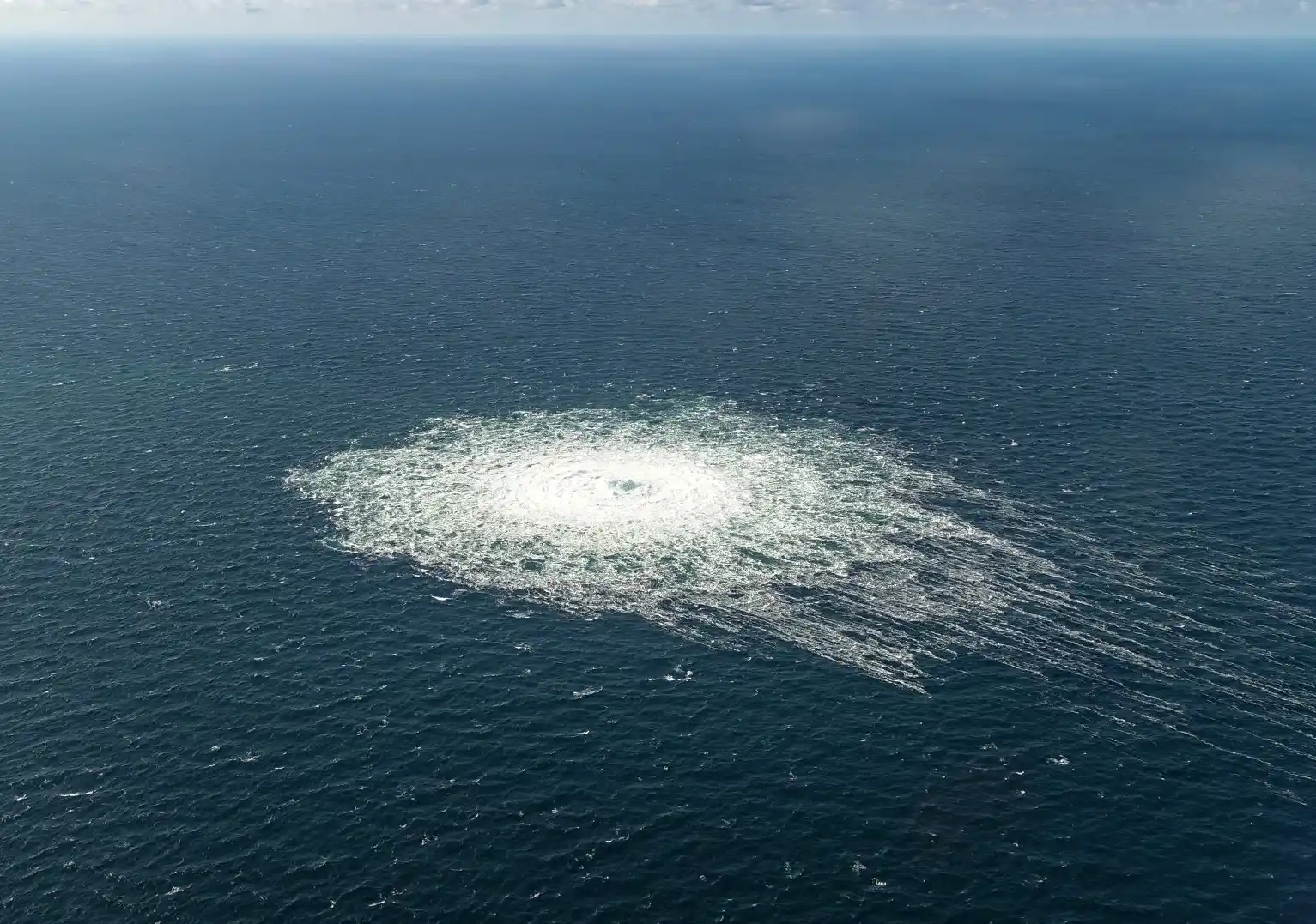 Метан вырывается из поврежденных трубопроводов