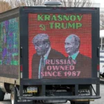 Рекламный грузовик с изображениями президента Трампа и президента России Путина