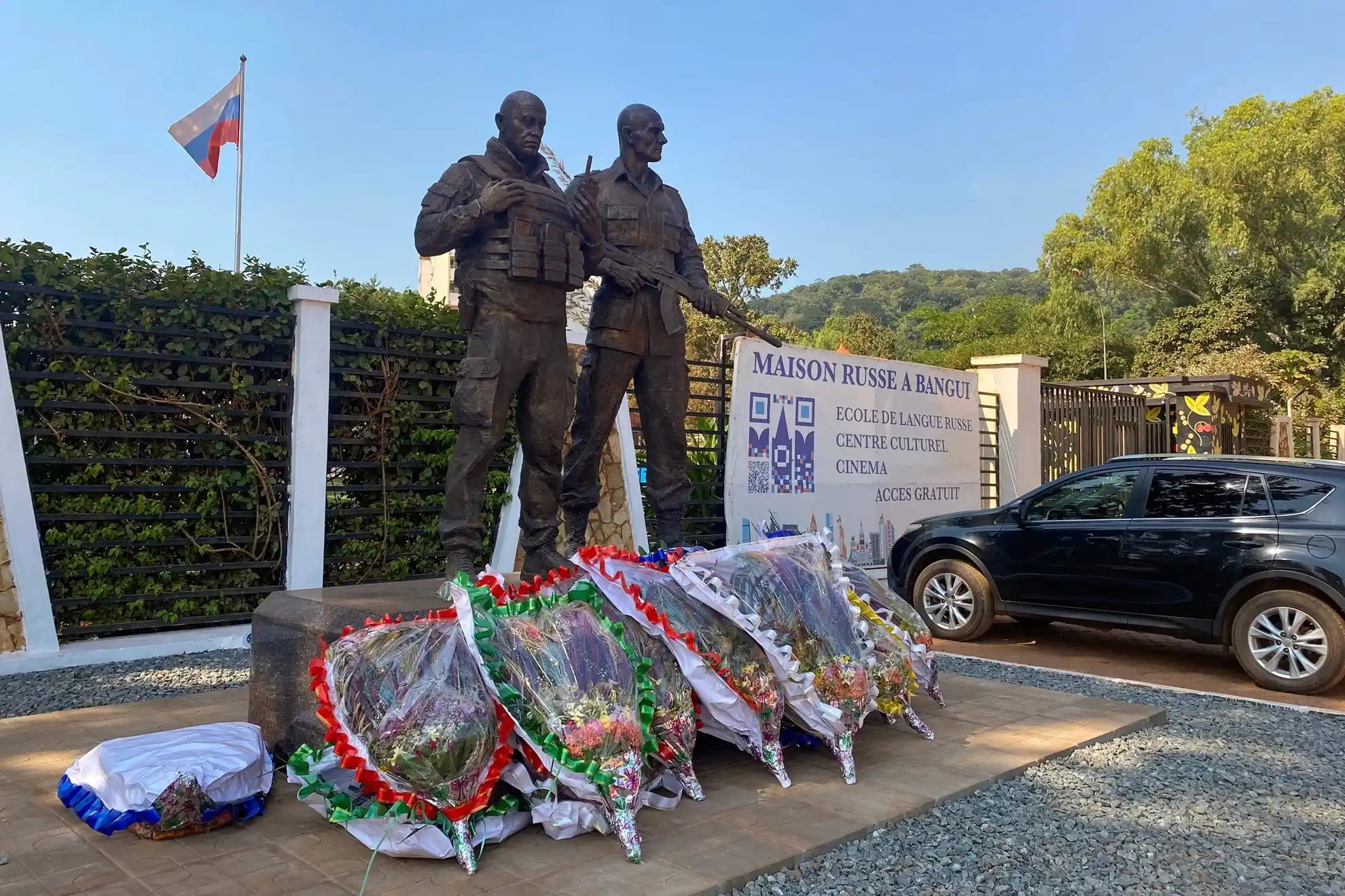 бронзовая статуя Евгения Пригожина и Дмитрия Уткина