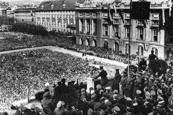 Гитлер выступает с балкона