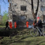 Коммунальные работники убирают мусор