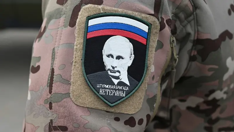 Российский военнослужащий носит нашивку с изображением президента России Владимира Путина. Нашивка гласит Ветераны штурмовой бригады. (Reuters)