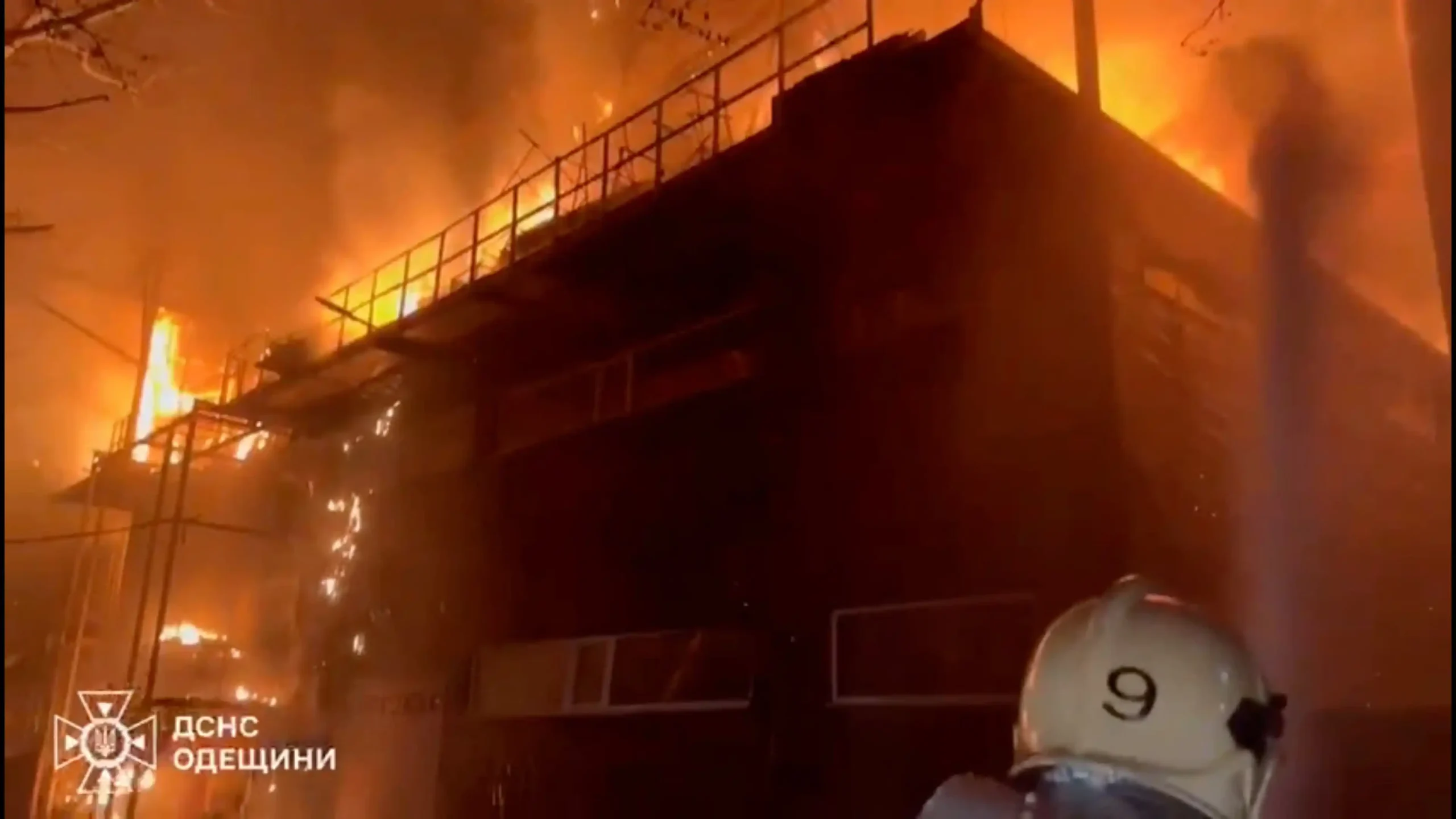 Пожарный работает возле здания