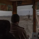 Рабочий управляет экскаватором-драглайном