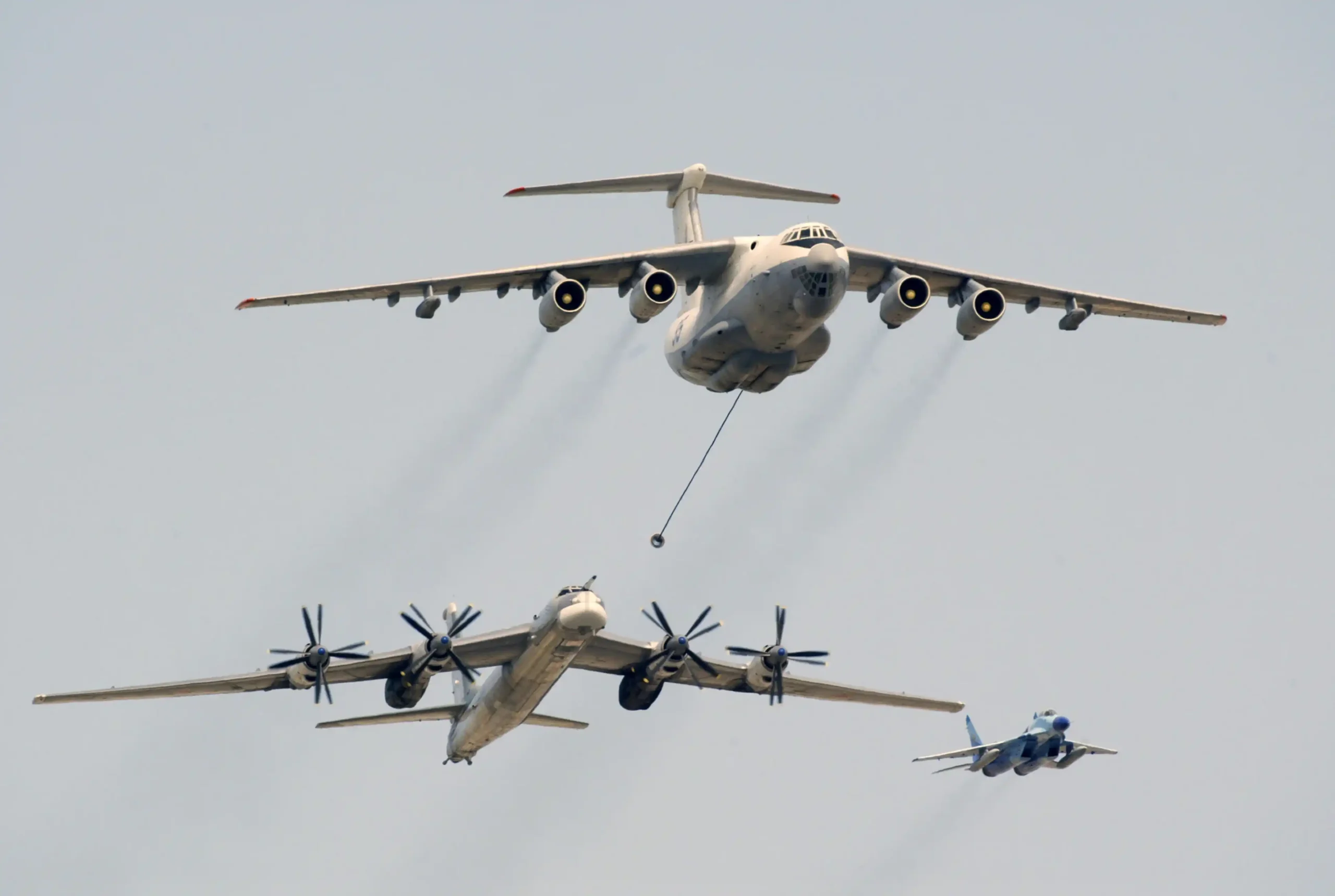 Российский самолет-заправщик Ил-76 и бомбардировщик Ту-95