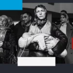 Украинка держит своего ребенка