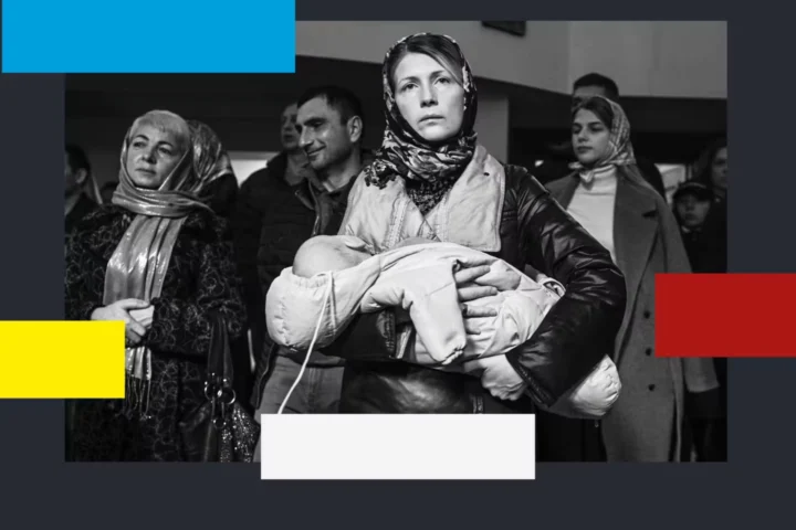 Украинка держит своего ребенка