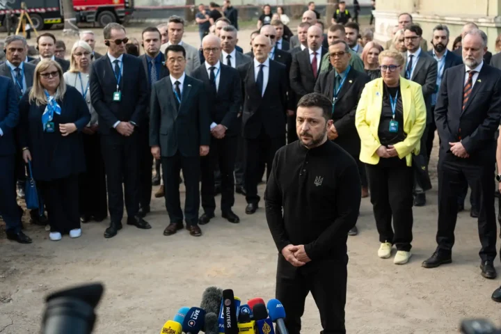 Владимир Зеленский проводит брифинг