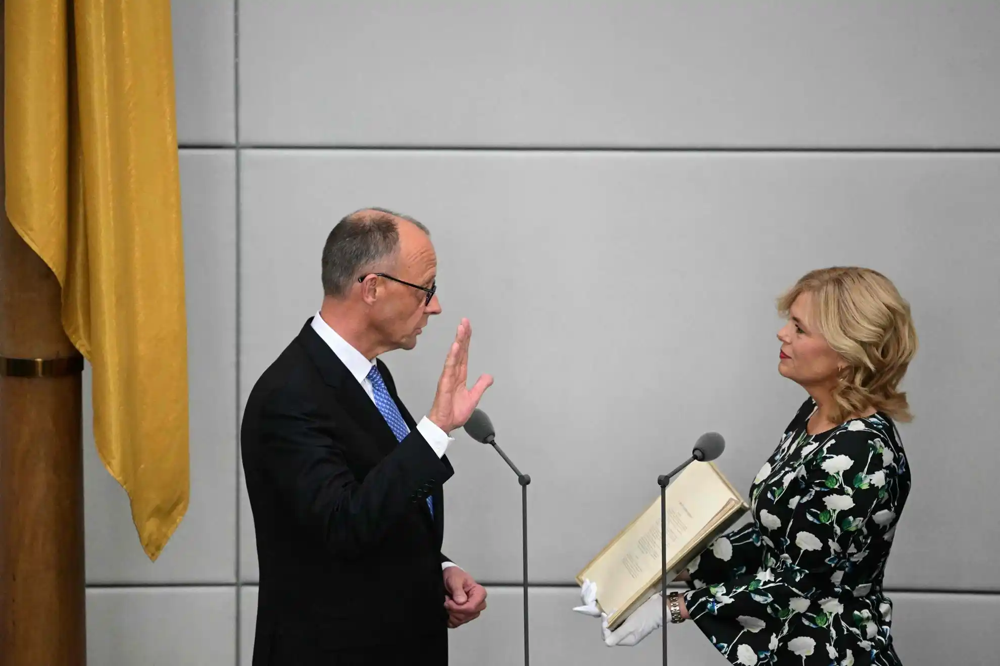 Фридрих Мерц дает присягу