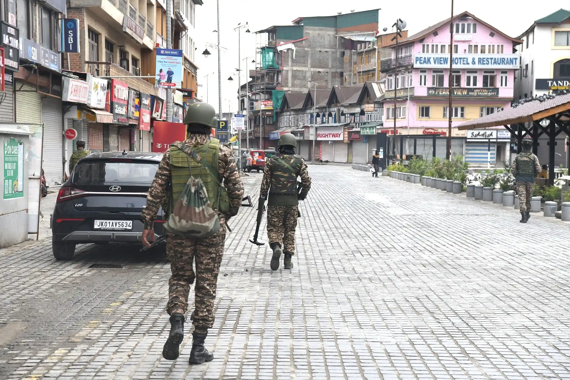 Индийские военные патрулируют улицу