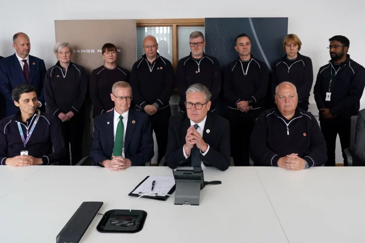 Кир Стармер разговаривает по телефону с Дональдом Трампом