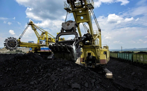 Loading coal into wagons