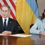 подписание сделки по минералам