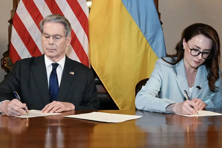 подписание сделки по минералам