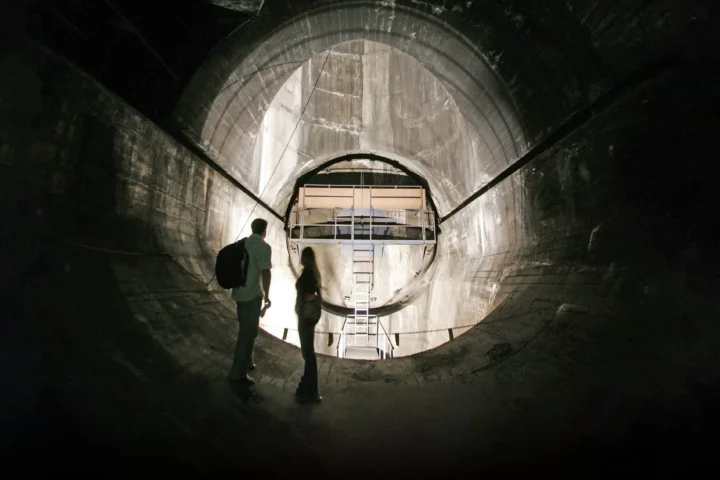 Посетители в бункере