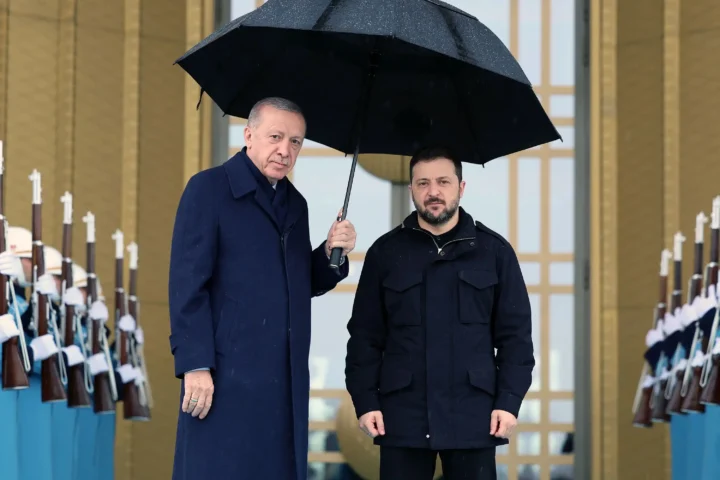 Recep Tayyip Erdogan posing with Volodymyr Zelensky