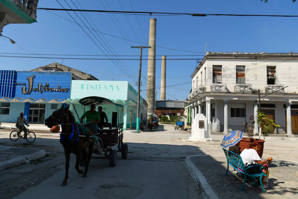 Люди едут в конном экипаже