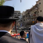 Ортодоксальные евреи осматривают