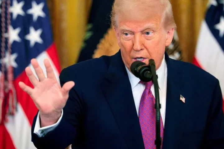 Трамп с рукой