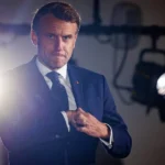 Макрон что-то ищет