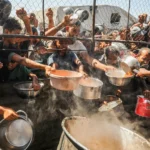 Палестинцы в пункте раздачи продовольствия