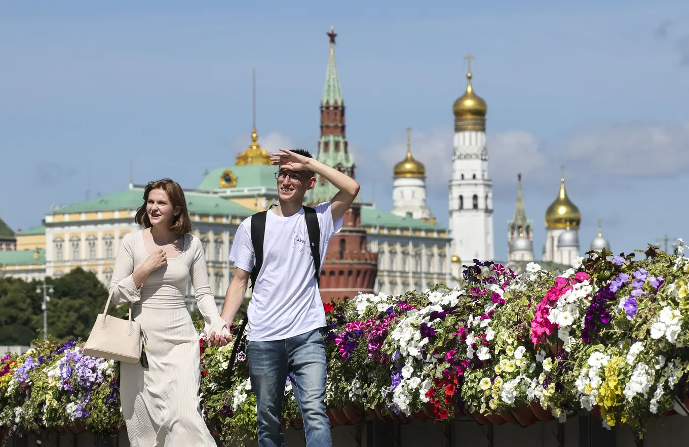 пара прогуливается по Москве