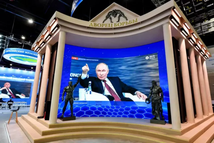 Путин показывает пальцем