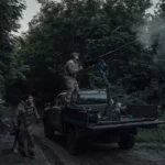 Украинский солдат стреляет по российскому беспилотнику «Шахед»