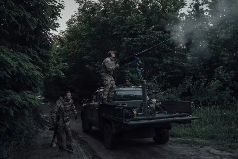 Украинский солдат стреляет по российскому беспилотнику «Шахед»