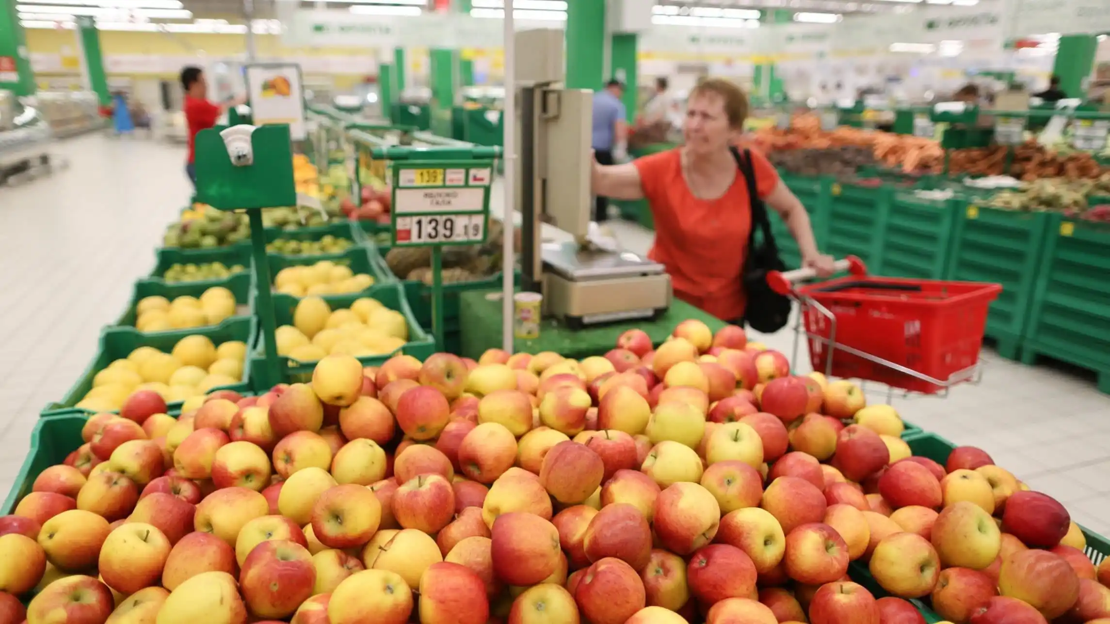 яблоки в магазине