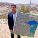 Бецалель Смотрич держит карту