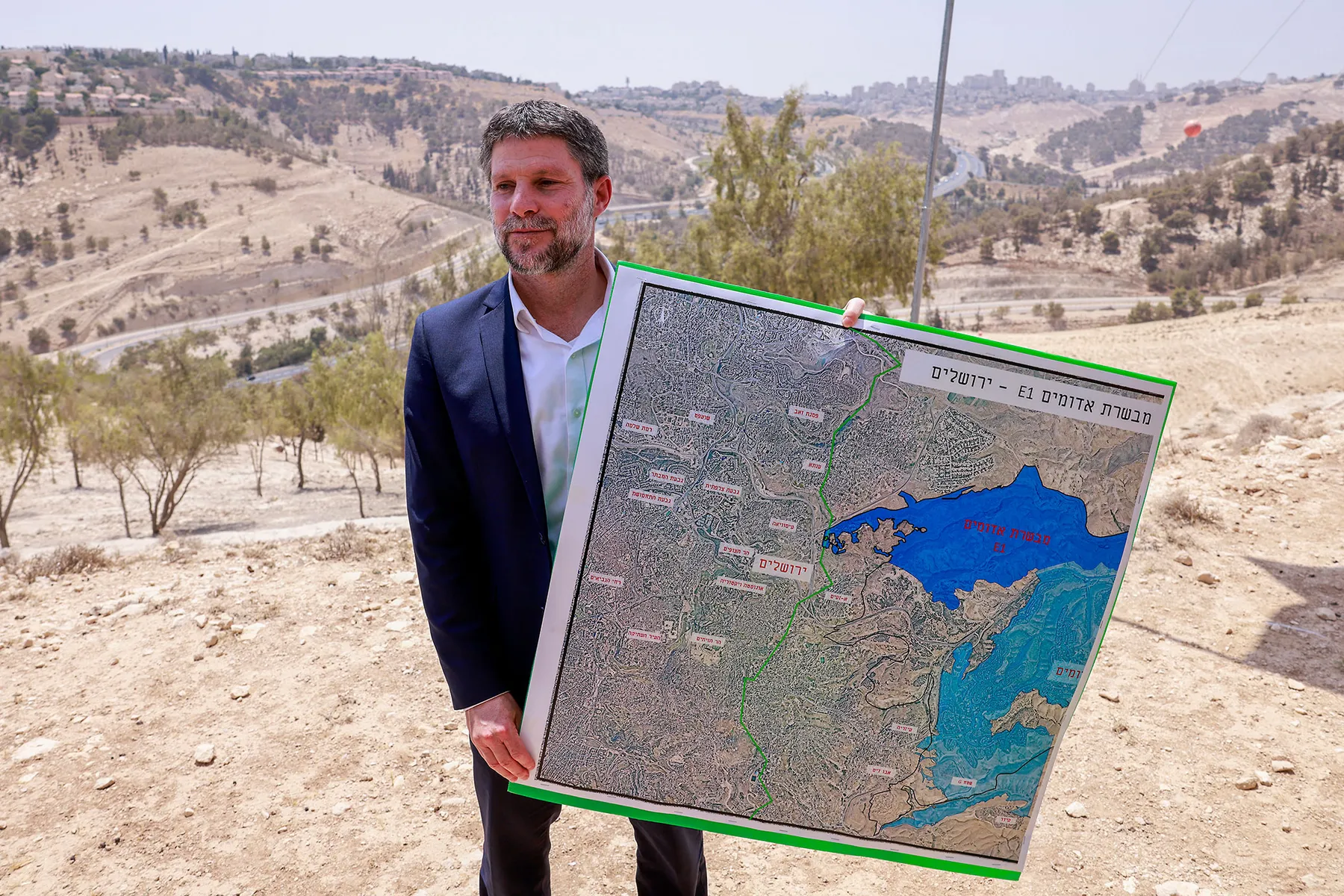 Бецалель Смотрич держит карту